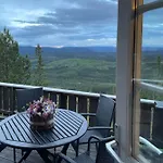 Hébergement de vacances Cozy, Magical Mountain With Trails